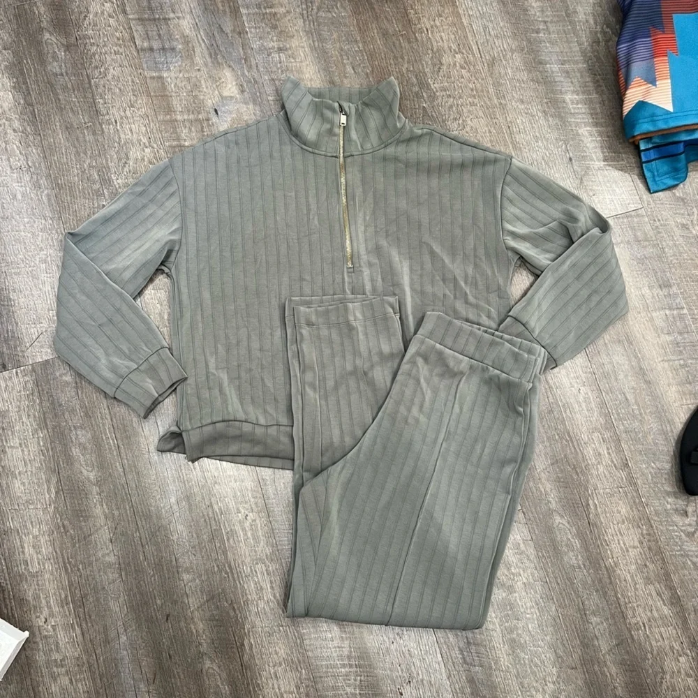 Elie Tahari Gray Cowl Neck Sweater and matching pants Set gray green size Large